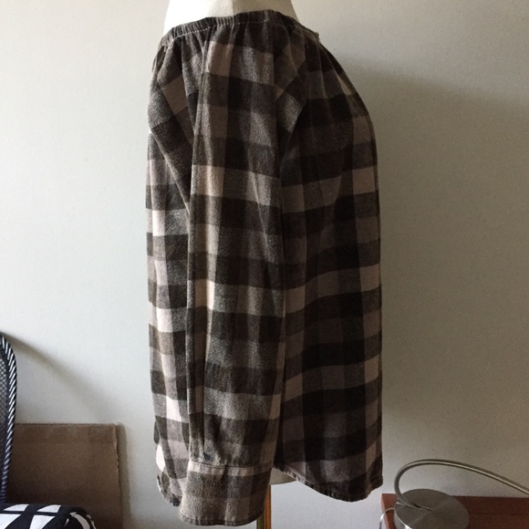 UO | Urban Renewal Off-Shoulder Button down Shirt - Picture 4 of 11